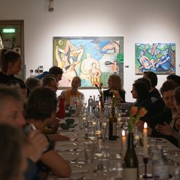 © Kunst ab Hinterhof Gemeinsam anstoßen bei Kunst und guter Gesellschaft