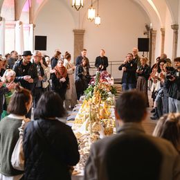 © Theresa Wein Die Hoftafel findet diesmal im Kulturstadl Oberhofen statt