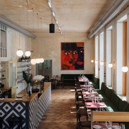 Gastraum mit Kunst und Original-Kugelleuchten