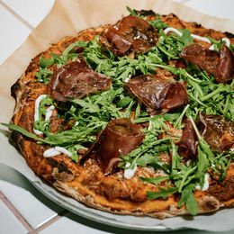 Römische Pizza mit Bresaola, Ricotta und Rucola