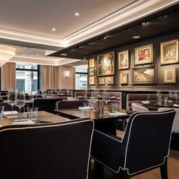 Das Restaurant mit viel dunklem Interieur und Kunstwerken