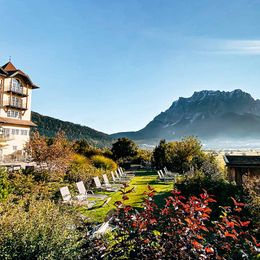 Das Hotel, der Garten, die Zugspitze