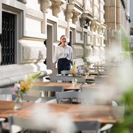 Restaurantleiterin Isabel Kral im neuen Gastgarten