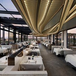 © Quellenhof Das Cabrio-Restaurant mit Blick auf den Nachthimmel