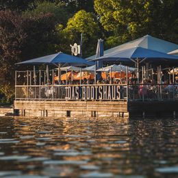 © Landtmann / Das Bootshaus Sommer-Terrasse direkt am Wasser