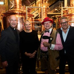 Toni Faber, Gabriele Huth, Conrad Seidl und Robert Huth in der neuen Brauerei