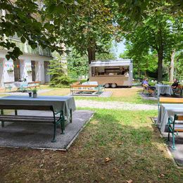 Der Foodtruck zwischen zwei Pavillons