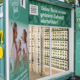 Der Vertical Farming-Container vor einer Filiale in Wien Favoriten 