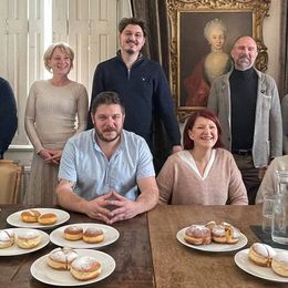 Peter Zinter, Christine Egger und Noemi Krondorfer (sitzend) und das Gault&Millau-Team 