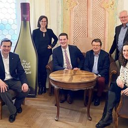 Heinrich Hartl - Winzer (Weingut Heinrich Hartl) und Obmann Weinforum Thermenregion, Katharina Graner - Geschäftsführerin Freigut Thallern und Gebietsvinothek Thermenregion, Max Weber - Sommelier bei Andreas Caminada, Will Klinger - Geschäftsführer Wein&Co, Adi Schmid - Sommelier-Legende, Britta Döring - Geschäftsführerin Weinforum Thermenregion