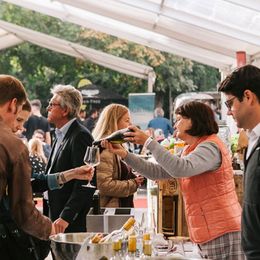 Kundiges Publikum bei den Winzerständen