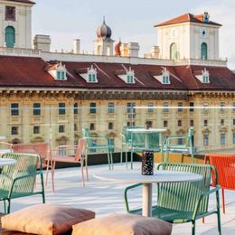 Die Rooftop-Bar vermittelt einen spektakulären Blick auf das Schloss 