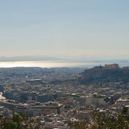 Athen - mit Akropolis im Vordergrund und dem Meer im Hintergrund