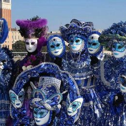 Prächtige Maskerade im Karneval