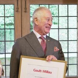 Martina Hohenlohe, Prince Charles und Karl Hohenlohe bei der Urkundenüberreichung auf Highgrove.