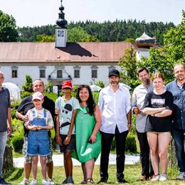 Paul Ivic, Josef Floh, Gery Keszler, Renate Zierler und das Schiltern-Team kochen mit Kindern