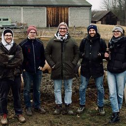 Das Loup-garou Team beim Schlachten: Jakob Bergholtz (Koch), Reinhard Pacejka, Gilles Reuter, Gianni Ciaccia (Inhaber), Sara Weissteiner (Sommelière)  