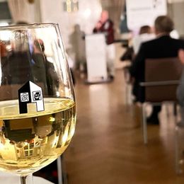 Auch bei der Versteigerung darf der Wein nicht fehlen