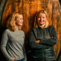 Die Winzerinnen Gloria und Birgit Eichinger