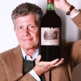 Karl Hohenlohe mit einer Doppelmagnum Lafite 1958