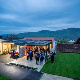 Blick auf die neue Terrasse des Weinguts Gattinger