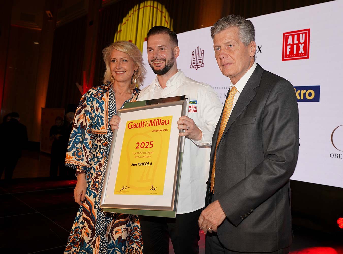 Jan Knedla mit Martina und Karl Hohenlohe