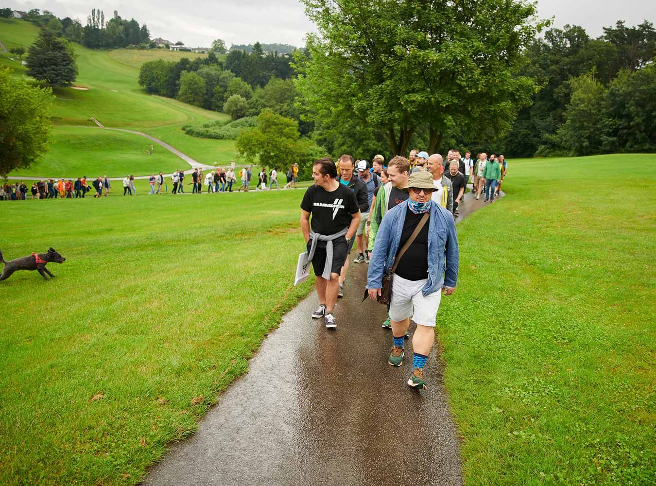 Spitzenkoch Ciccio Sultano führt die Wandergruppe an