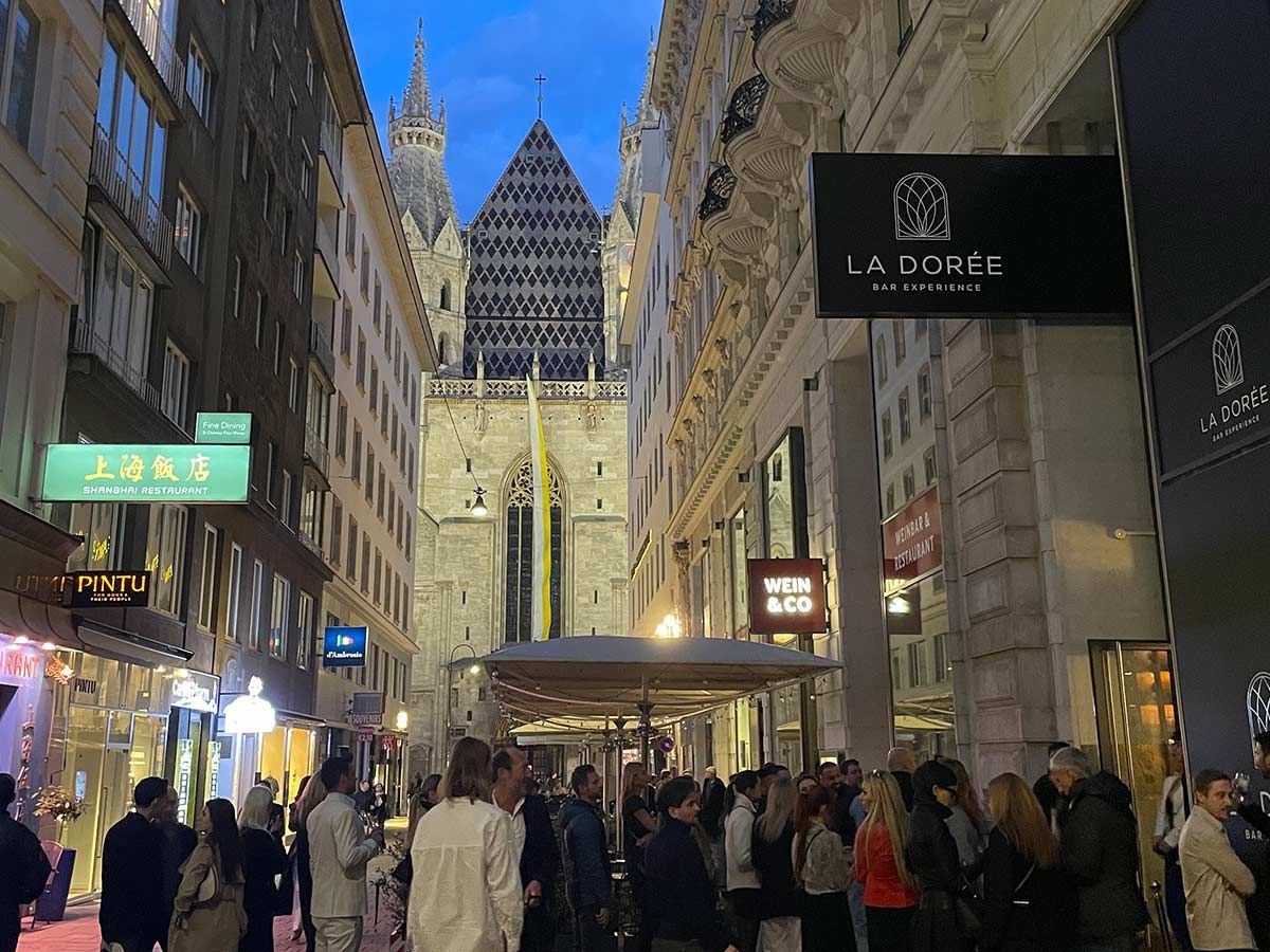 Eröffnung La Dorée, Stephansdom im Hintergrund