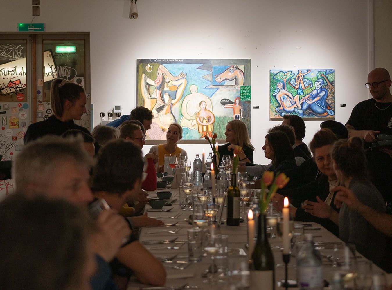 Gemeinsam anstoßen bei Kunst und guter Gesellschaft