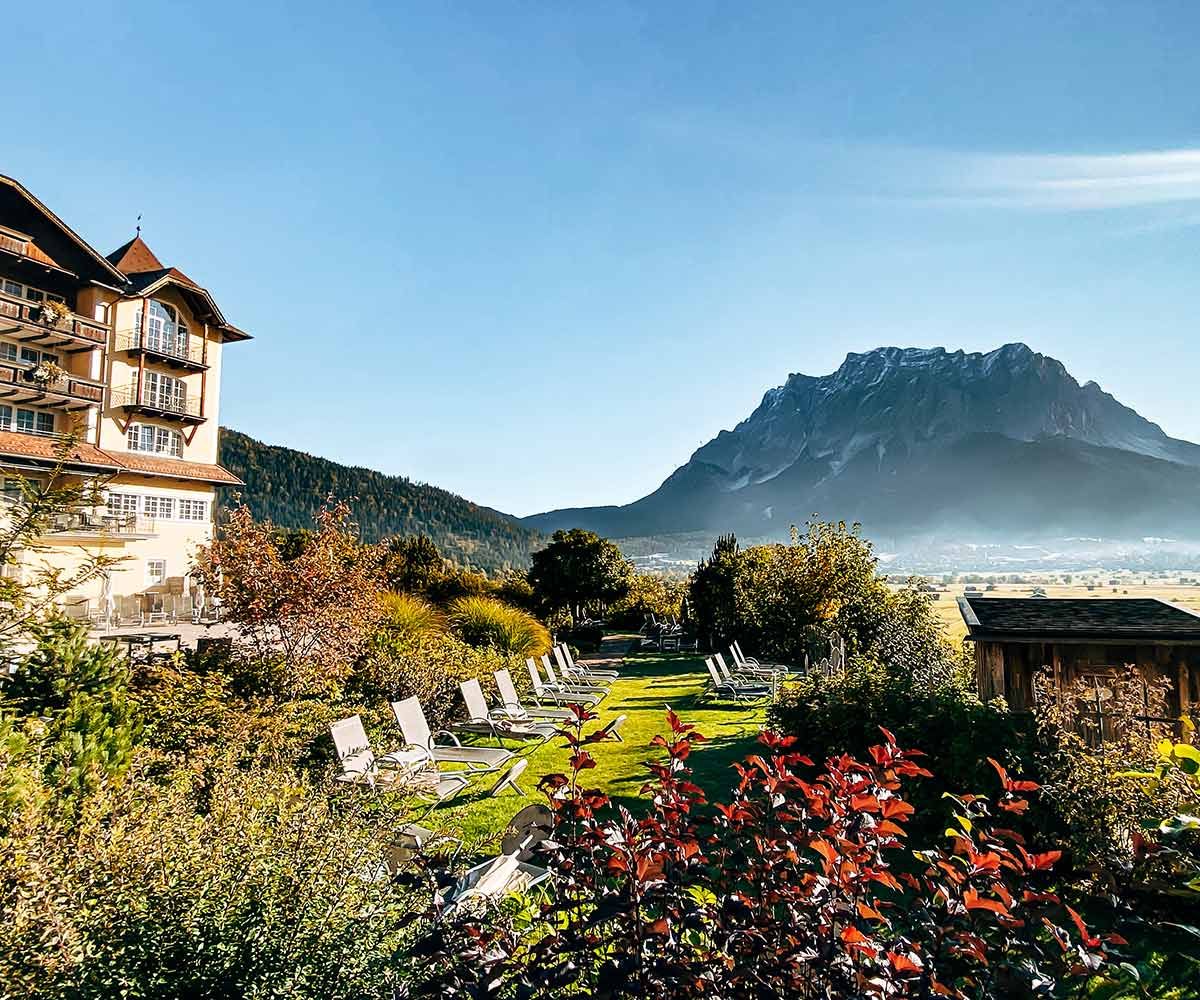 Das Hotel, der Garten, die Zugspitze