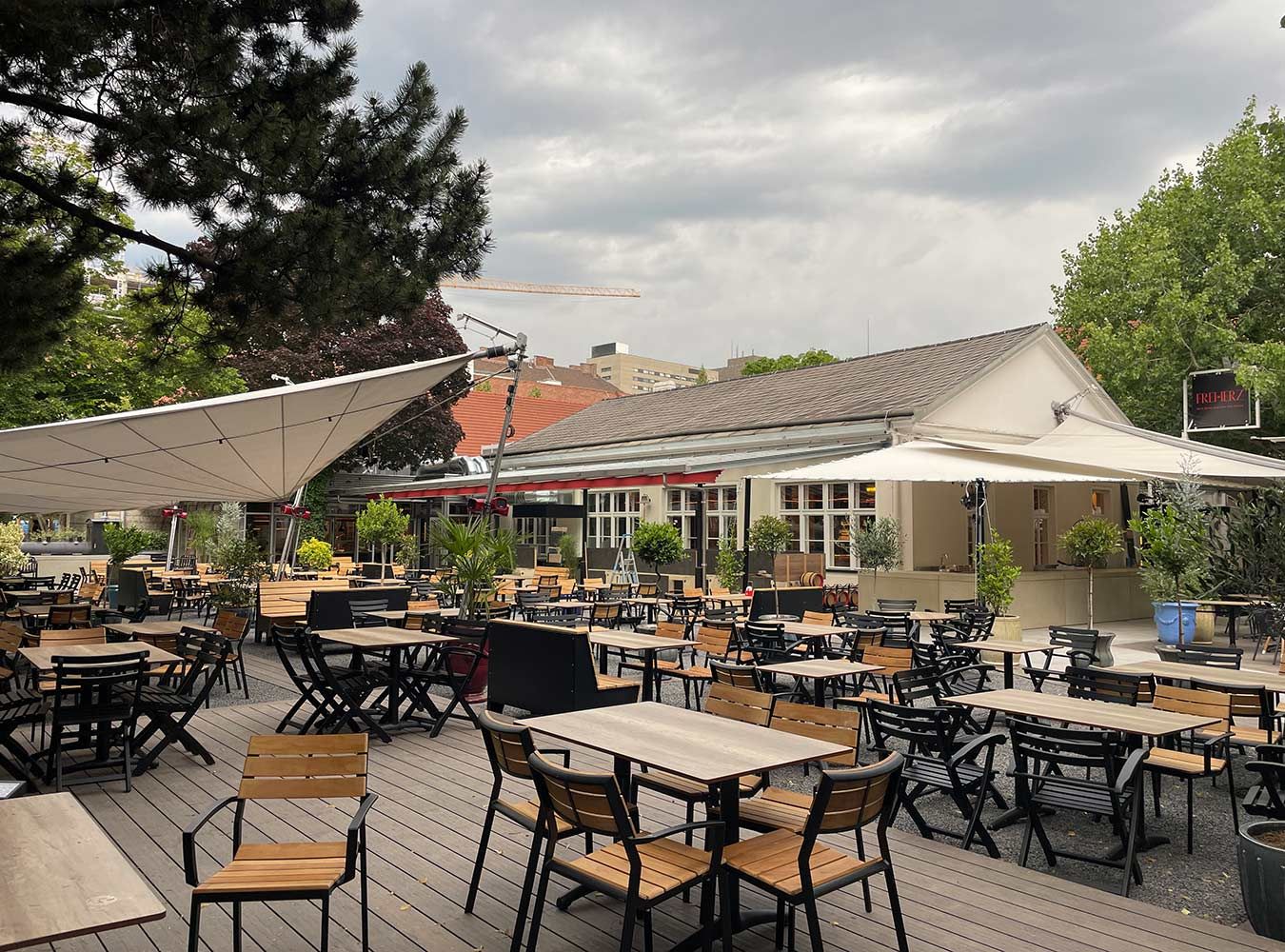 Weitläufiger Gastgarten im Freiherz