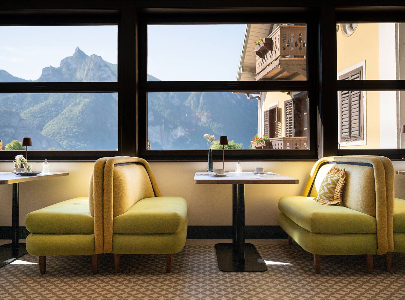 Blick auf die umliegende Bergwelt und den Traunsee