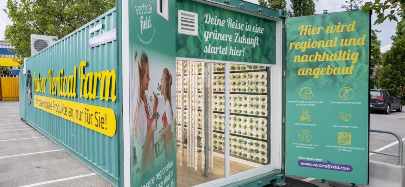 Der Vertical Farming-Container vor einer Filiale in Wien Favoriten 