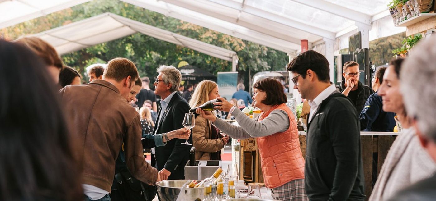 Kundiges Publikum bei den Winzerständen