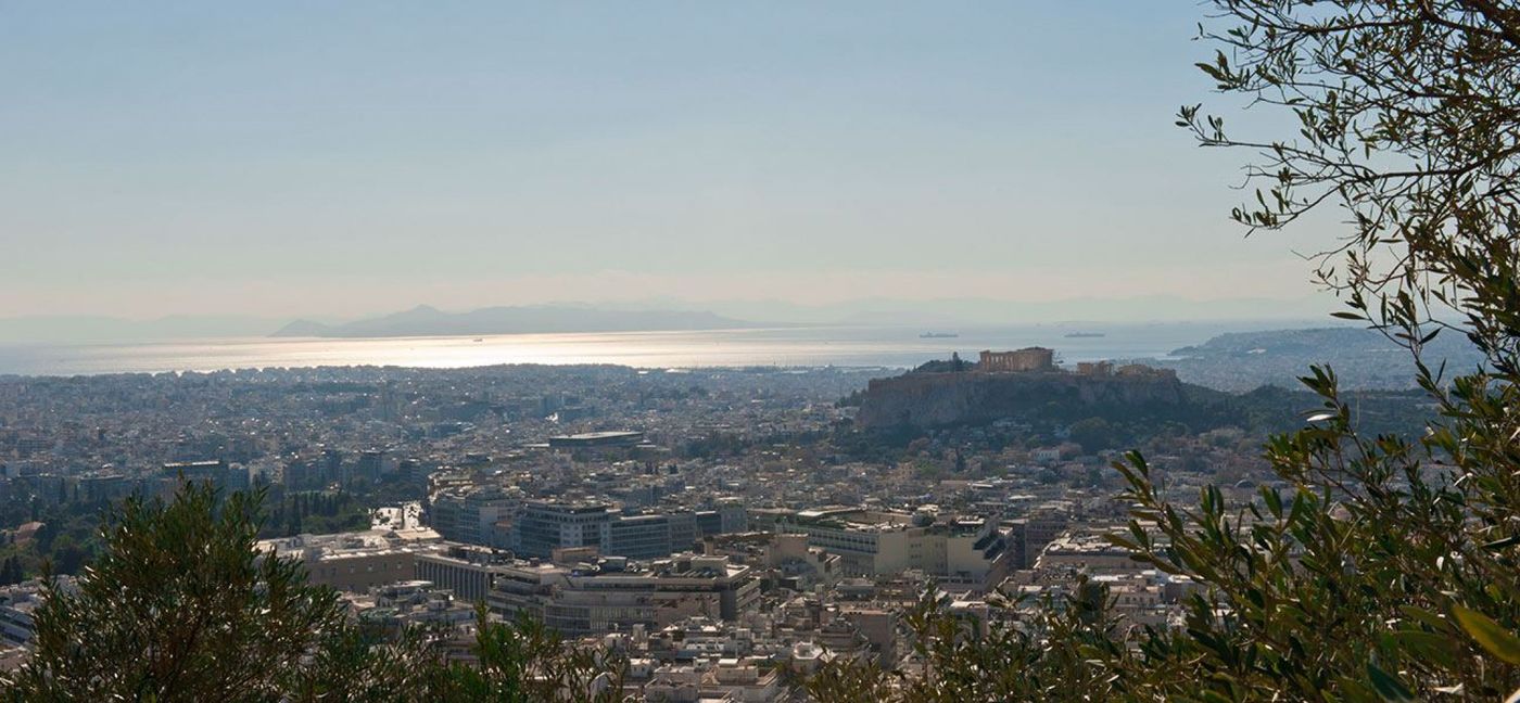Athen - mit Akropolis im Vordergrund und dem Meer im Hintergrund