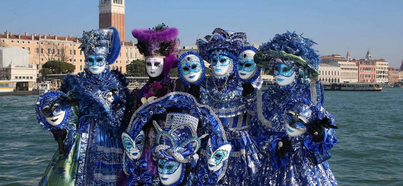 Prächtige Maskerade im Karneval