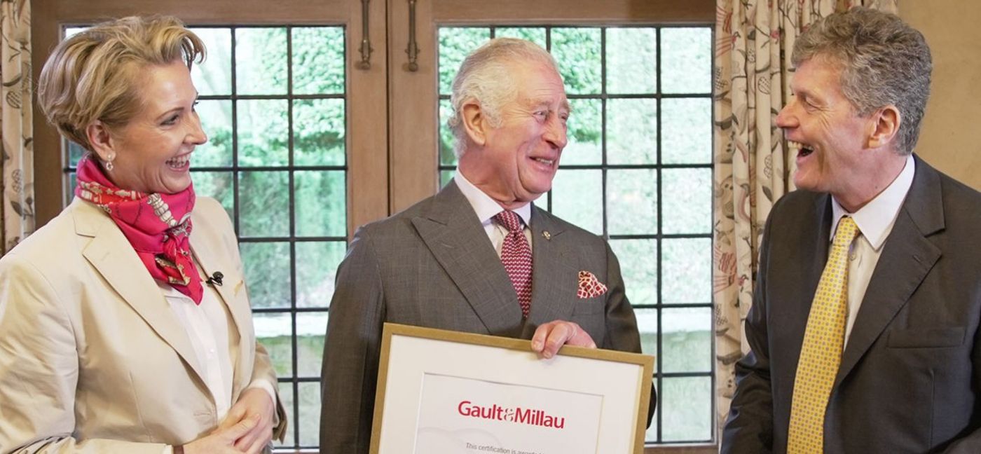 Martina Hohenlohe, Prince Charles und Karl Hohenlohe bei der Urkundenüberreichung auf Highgrove.