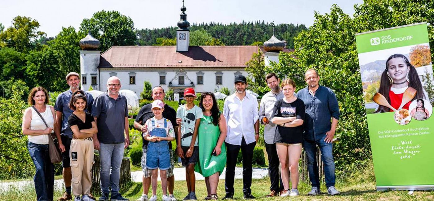 Paul Ivic, Josef Floh, Gery Keszler, Renate Zierler und das Schiltern-Team kochen mit Kindern