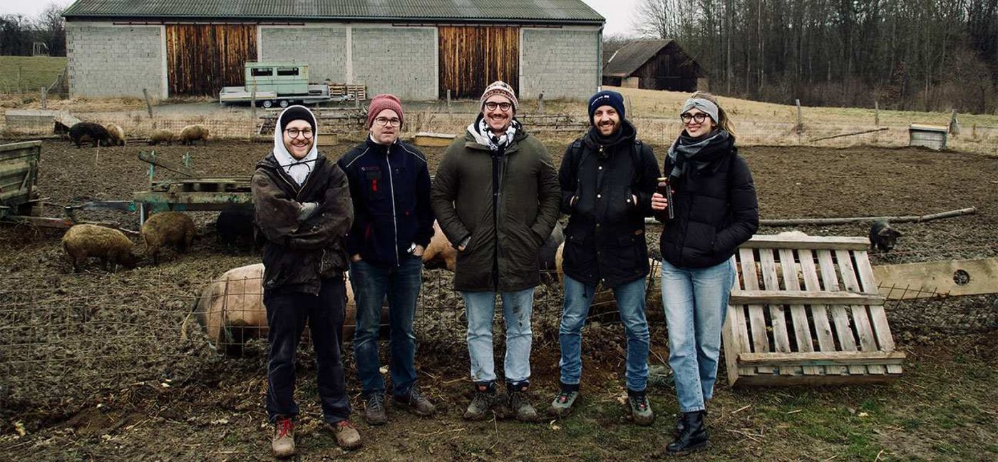 Das Loup-garou Team beim Schlachten: Jakob Bergholtz (Koch), Reinhard Pacejka, Gilles Reuter, Gianni Ciaccia (Inhaber), Sara Weissteiner (Sommelière)  