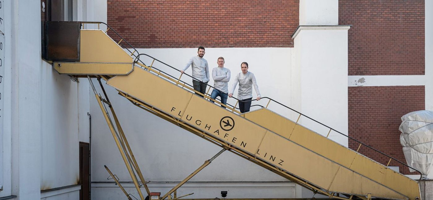 Klemens Schraml, Max Rahofer und Lukas Kapeller heben bei "Tavolata" in Steyr ab.