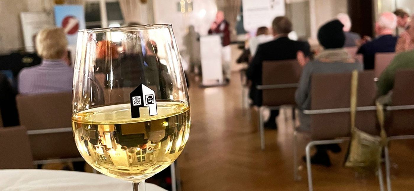 Auch bei der Versteigerung darf der Wein nicht fehlen