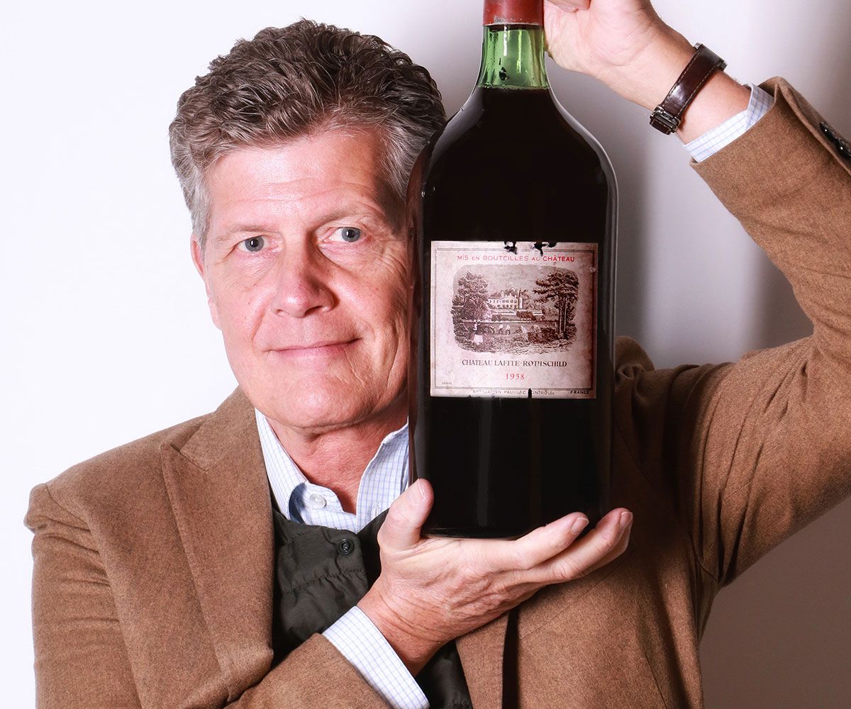 Karl Hohenlohe mit einer Doppelmagnum Lafite 1958