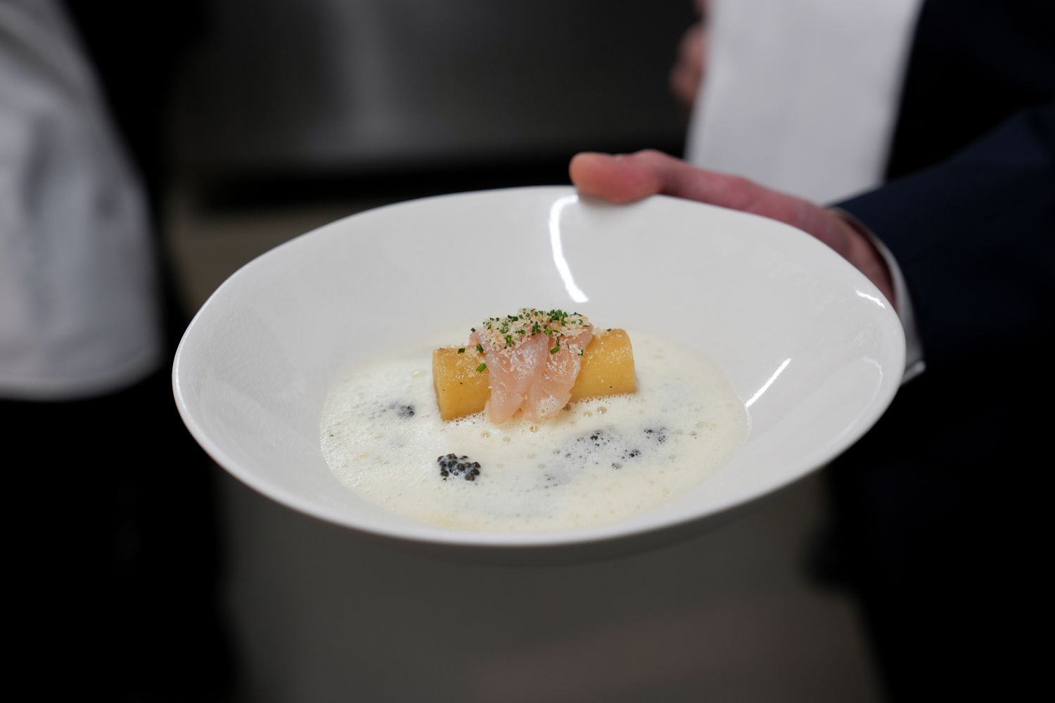 Gault&Millau/Donat Bluntausaibling, Sud aus Fürstenhof-Molke, braune Butter, Krautsaft, confierter Erdapfel, Grüll-Kaviar