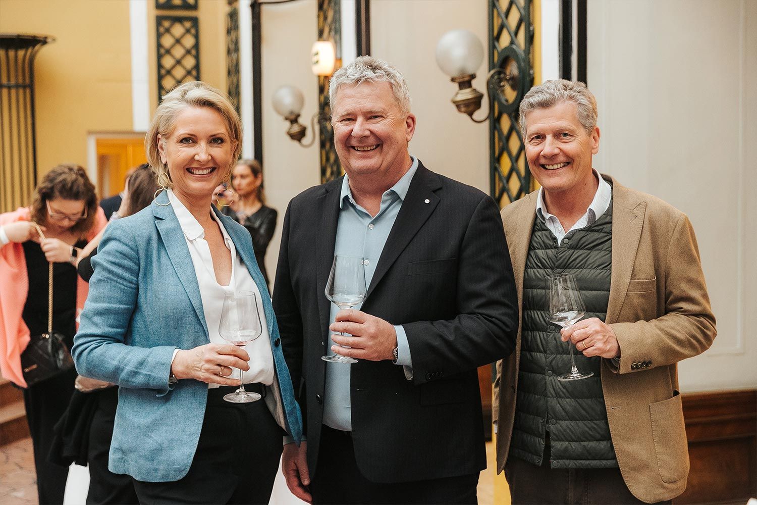 Martina Hohenlohe, Chris Yorke und Karl Hohenlohe auf dem Gault&Millau Weinfest 2023