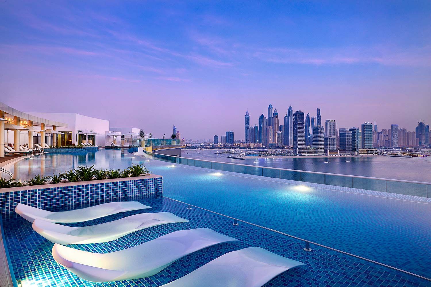 Pool und Skyline von Dubai