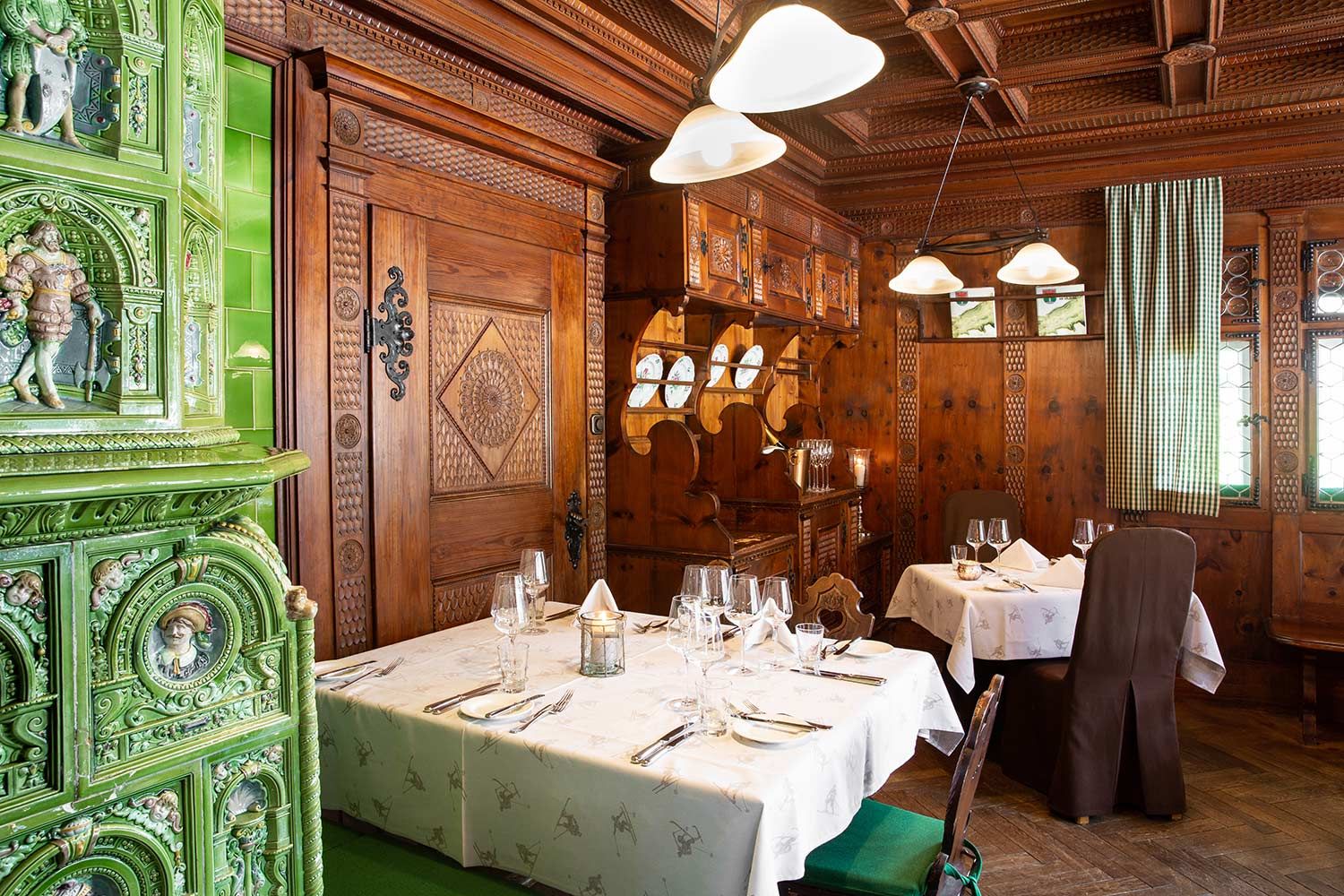 Prachtvoller Kachelofen in der Stube