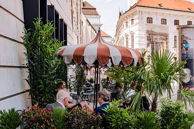 Tina Herzl Gemütlicher Gastgarten