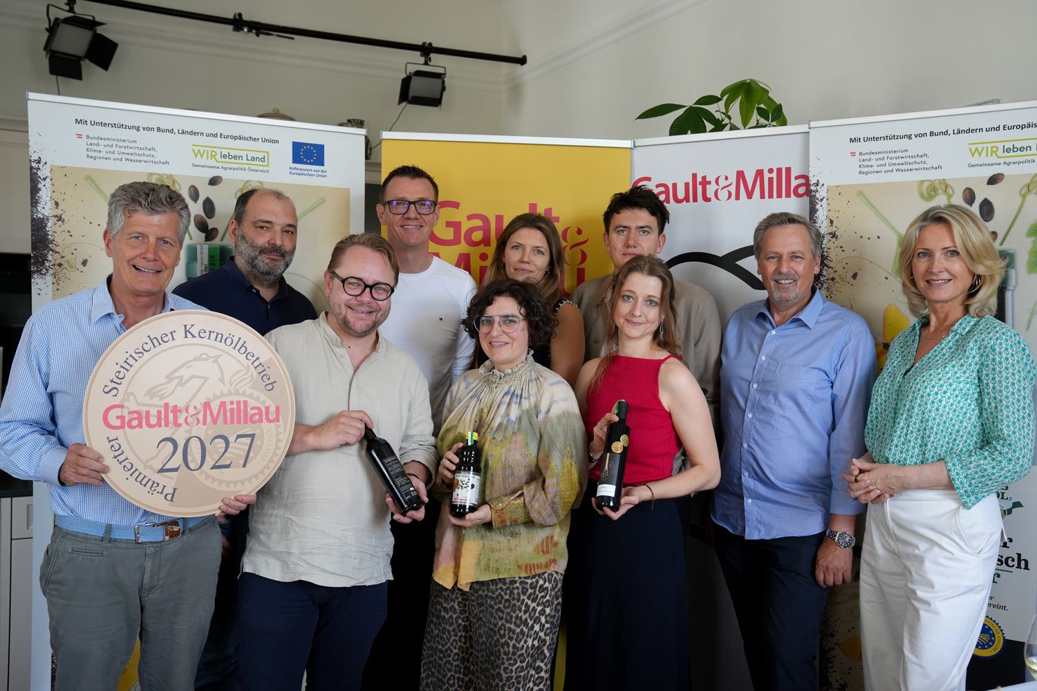 Gault&Millau / Stefan Donat Die Jury (v. l. n. r.): Karl Hohenlohe, Werner Pichlmaier, Andreas Krainer, Silvio Nickol, Stefanie Herkner, Elena Kubiena, Franziska Ettmeier, Jonathan Wittenbrink, Reinhold Zötsch, Martina Hohenlohe