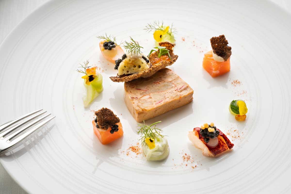 Das Jubiläumsmenü startet mit Terrine vom Wildlachs und Hummer