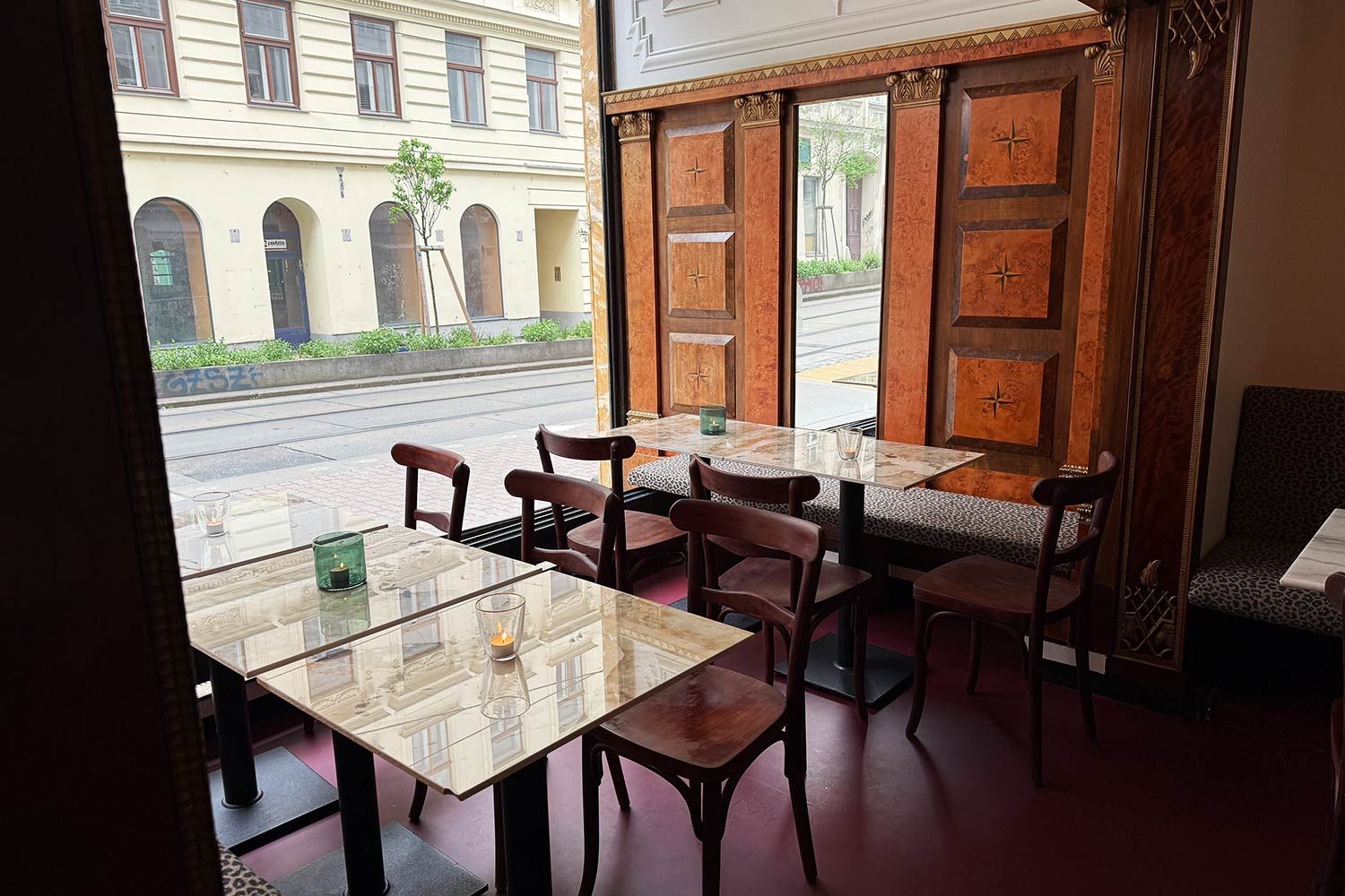 Man sitzt in der Auslage, im besten Sinn.